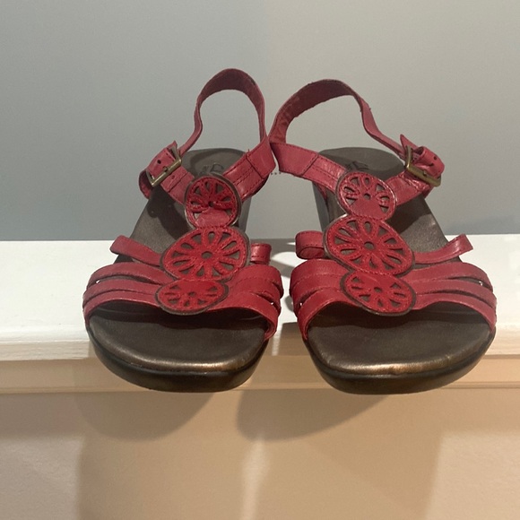 CLARKS Bendables Leather Wedge Sandals Red color Women's Size 11m - Picture 5 of 16